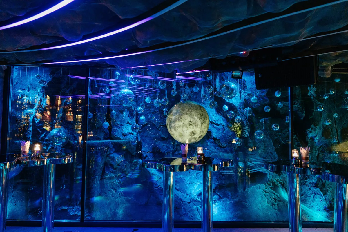Azura Sky Bar, the moon and crystal wall
