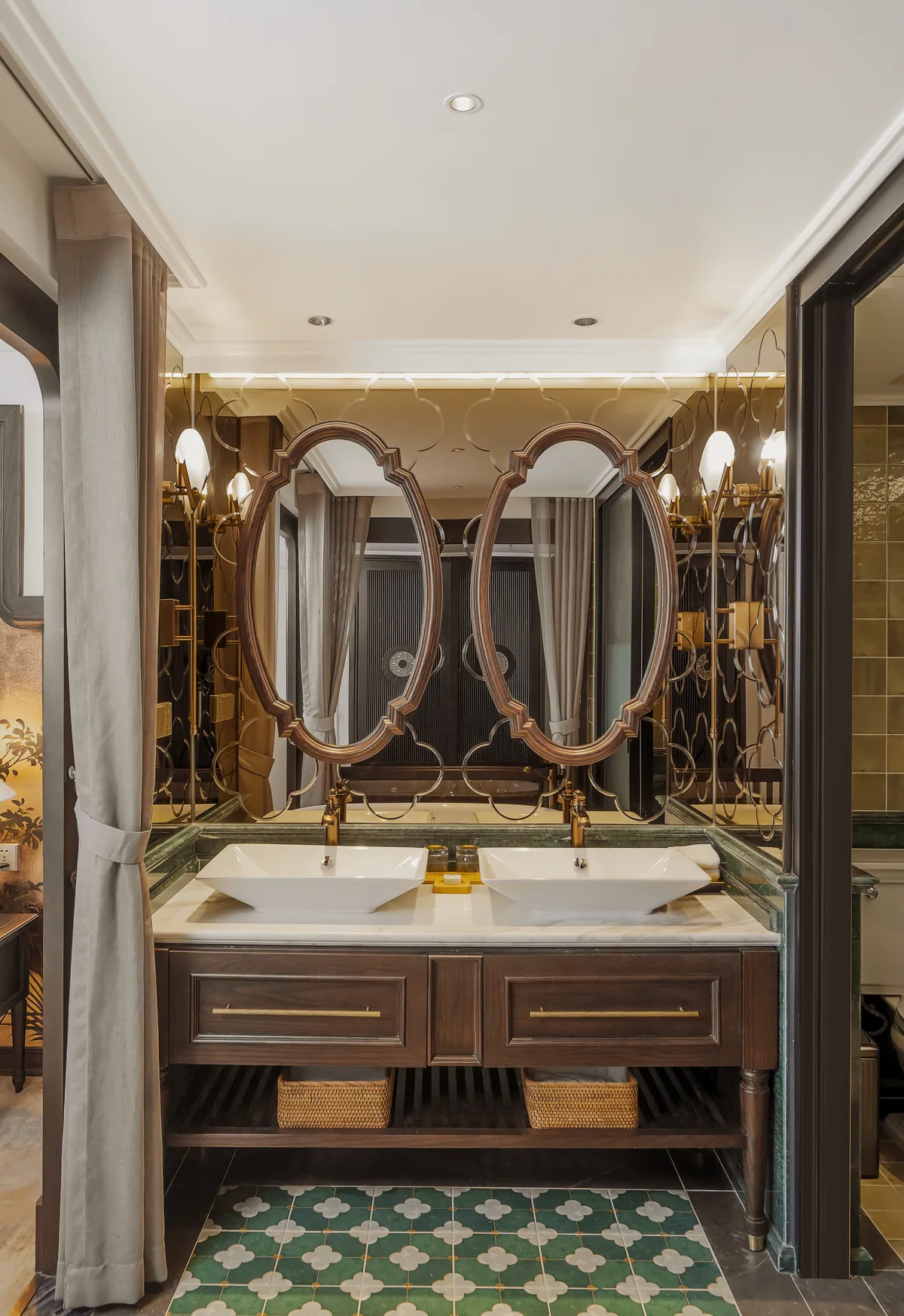 Suite bathroom