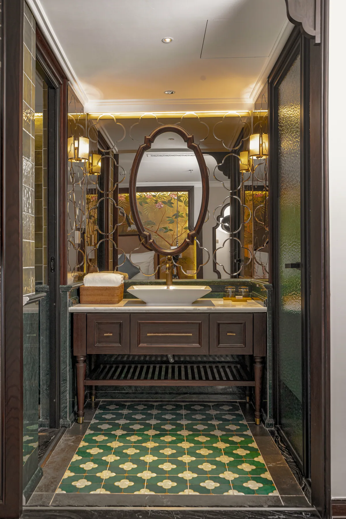 Suite bathroom, twin basins