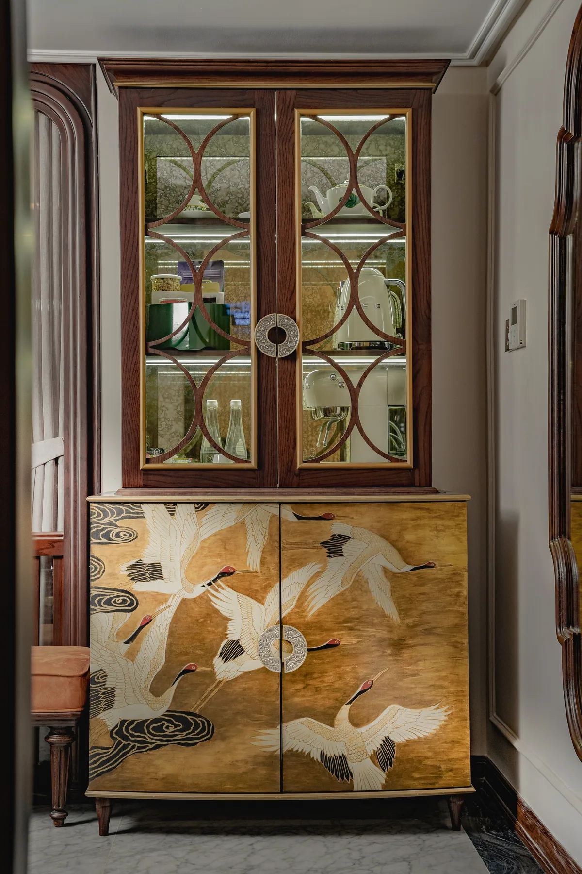 Lacquered cabinet with mother of pearl inlay