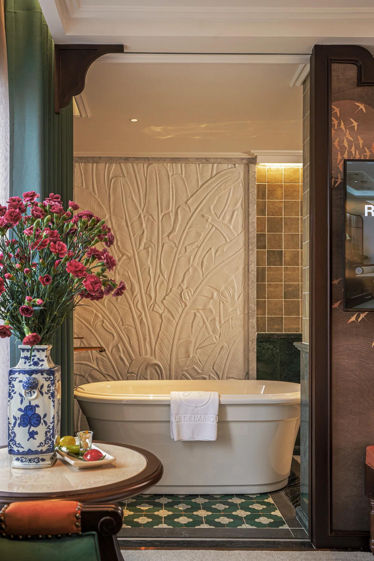 Freestanding bathtub
